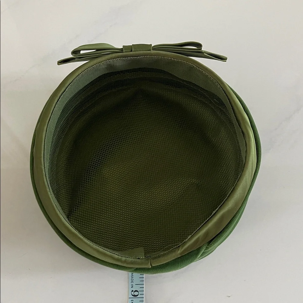 Elegant Vintage Velvet Green Pillbox Hat with Bow Detail - Picture 9 of 9